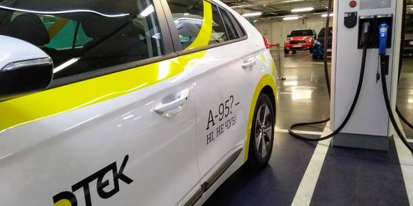 У Києві на «розумній вулиці» встановили зарядку для електромобілів
