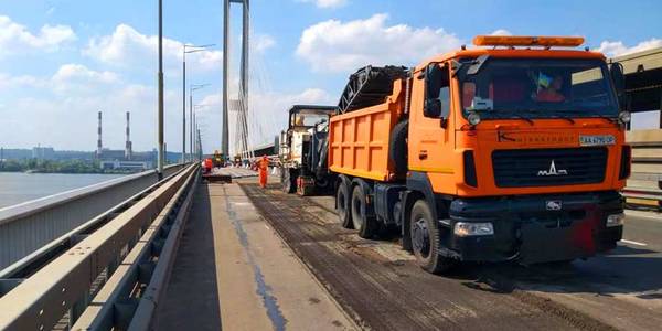 Чому затори: ремонти на Південному і Північному мостах показали у фото
