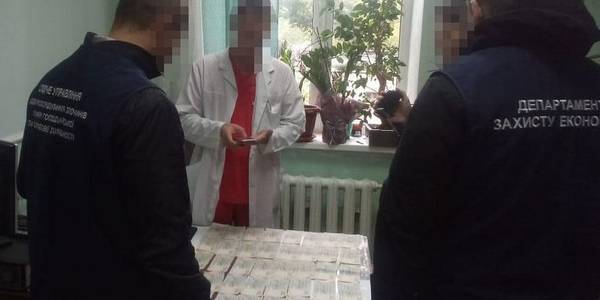 У Києві спіймали лікарів, які вимагали гроші у онкохворих