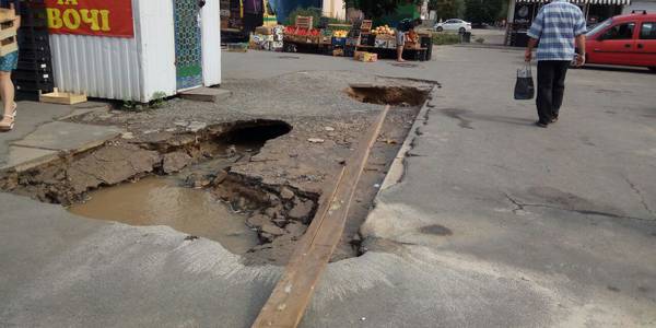 На Виноградарі провалився асфальт та утворилося «підземне озеро»