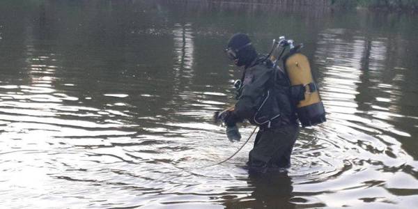 На Троєщині водолази дістали з озера потопельника