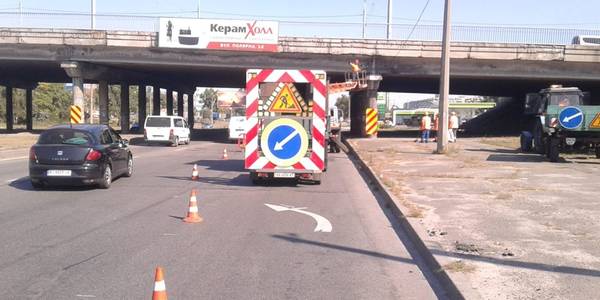 З київських мостів збивають слабкий бетон