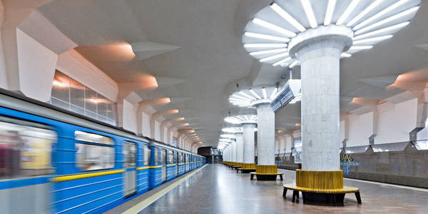 «Я його вигулюю»: пасажир перевозив змію у метро
