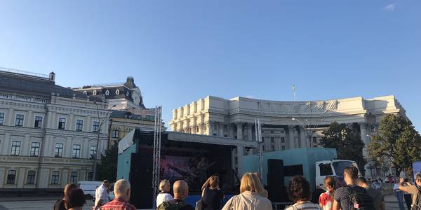 До п'ятих роковин Іловайської битви на Михайлівській площі вшановують воїнів 