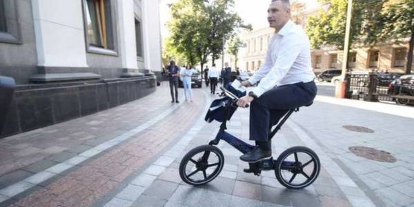 Кличко приїхав на урочисте засідання нової Верховної Ради на велосипеді