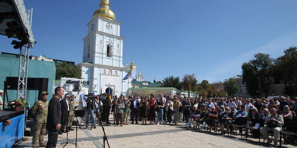 Це – медаль твого батька, і тобі її носити: на Михайлівській площі вшанували Героїв битви за Іловайськ