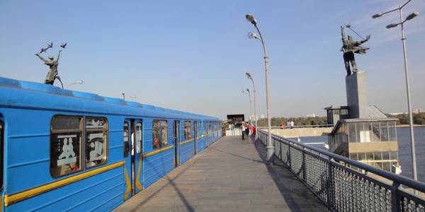 Шість станцій столичного метро закрили через мінерів