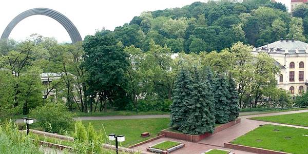 Вибух та посічені дерева: яким буде Меморіальний комплекс «Героям-киянам»