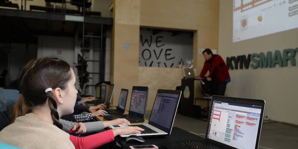 У Kyiv Smart City School дітей навчають основам кодування та робототехніки