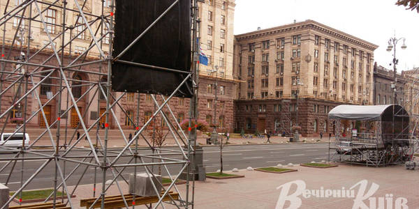 На Хрещатику монтують конструкції для фестивалю світла