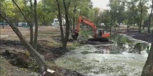 На Троєщині оновлюють парк із озером