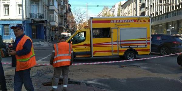 Комунальники ліквідували гарячий «фонтан» на вулиці Саксаганського