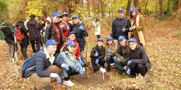 У Гідропарку посадили алею фруктових дерев