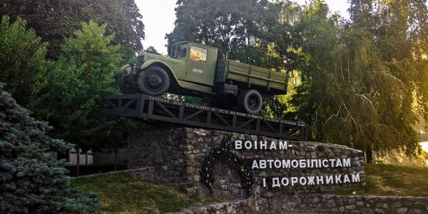 Пам’ять загиблих військових вшанують фотовиставкою про війну на Сході України