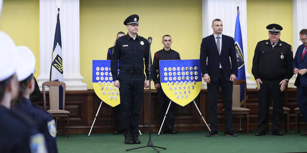 Випускники Академії патрульної поліції отримали жетони у столичній мерії