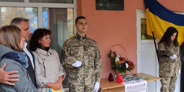 У столичній школі відкрили меморіальну дошку загиблому воїну