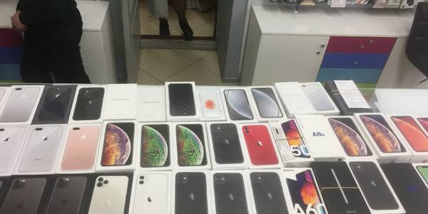 Столичні податківці вилучили в Інтернет-магазині підробних гаджетів на 24 млн грн