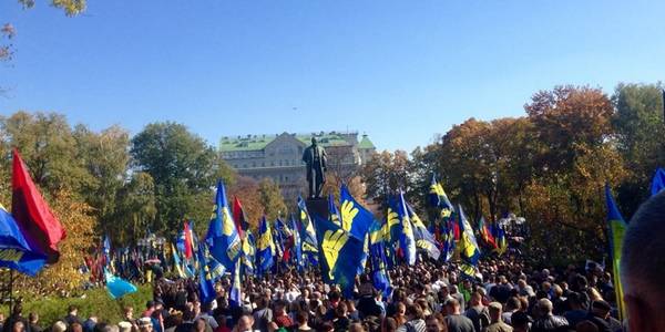 У Києві відбуваються масові мітинги та марші