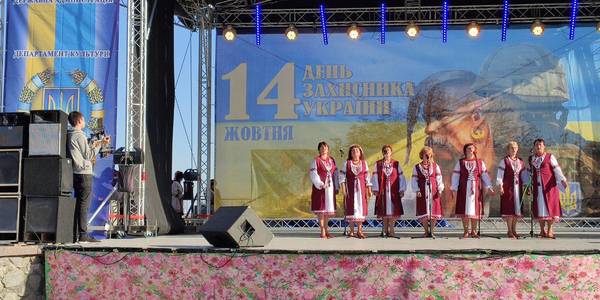Кілометрові черги: більше тисячі людей завітали на Співоче поле