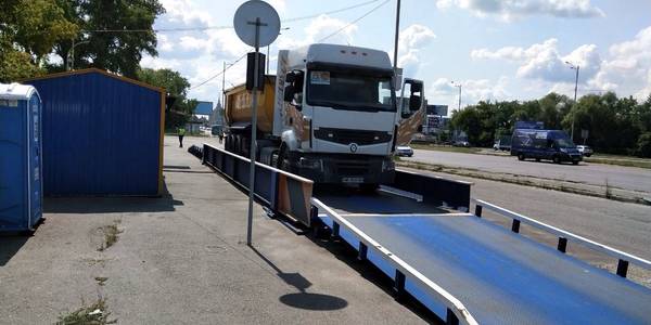 Скільки вантажівок не пустили до Києва