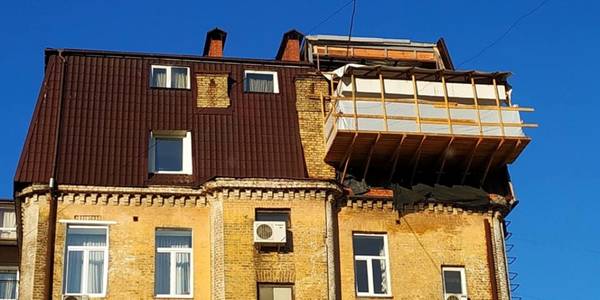 У Голосіївському районі балкон повис у повітрі