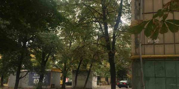 Крадуть світло: столичні кіоски загрожують мешканцям будинку