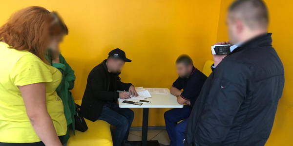 Під столицею затримали поліцейських, які катували чоловіка