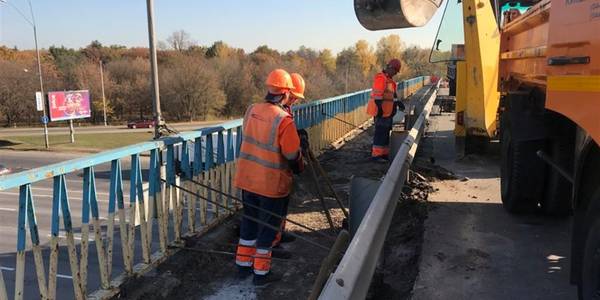 Шляхопровід над Броварським проспектом закрили для пішоходів