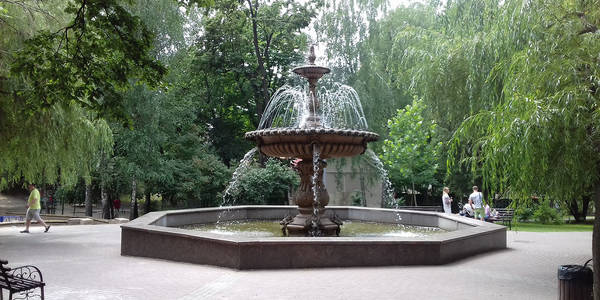 Конфліктують 15 років: кияни захищають сквер Чкалова