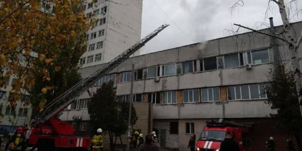 У Києві горіла лікарня швидкої допомоги: людей евакуювали   