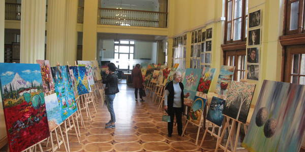 У мерії виставлять картини на соціальний аукціон