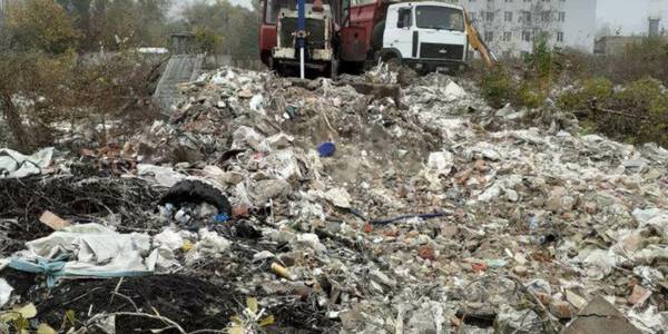 У Києві біля Дніпра вигрібають гігантське звалище будівельних відходів