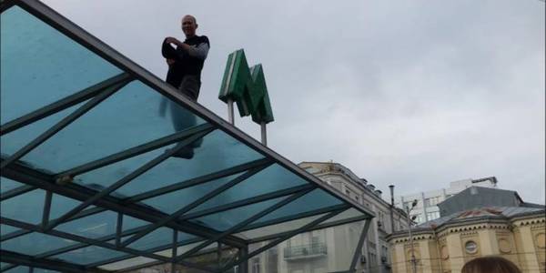 У центрі Києва з даху метро зняли чоловіка