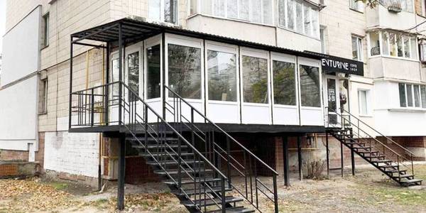 У Києві демонтують величезний балкон, де розмістили торгівлю