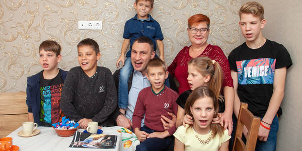 Кличко побував на новосіллі у двох сімей із 19 дітьми