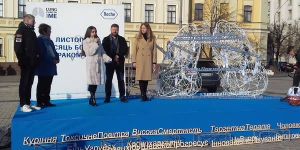 На Михайлівській площі встановили гігантські легені