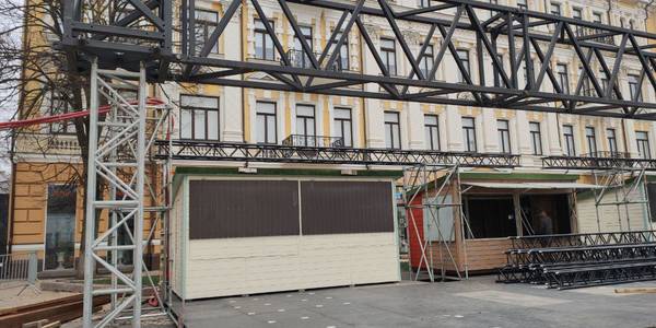 На Софійській площі почали встановлювати святкові будиночки