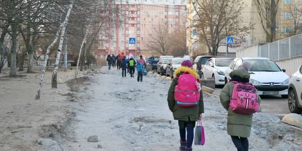 Перший у Києві тротуар з підігрівом будують на Чоколовці