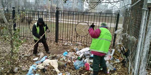 На Троєщині прибрали стихійне сміттєзвалище