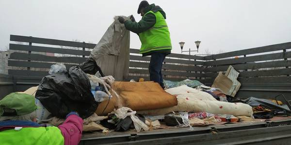 З Деснянського парку сміття вивозили машинами
