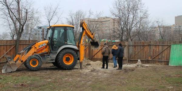 На Троєщині будують новий фонтан у парку