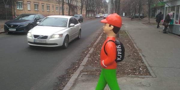 Оранжеві пішоходи: на Сирці поставили дитячі муляжі