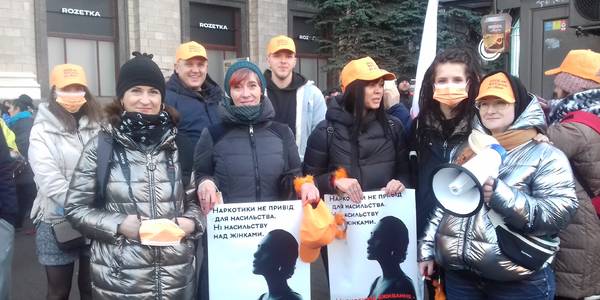 На Хрещатику наркозалежні жінки розповіли про насильство