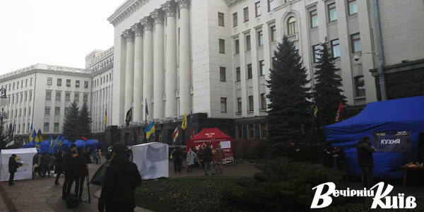 Ранок на Банковій вулиці: як проходить мітинг