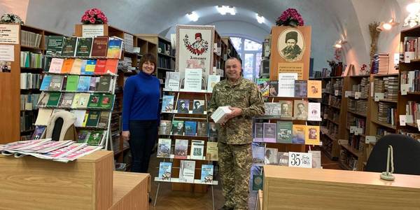 Бібліотека в госпіталі: якими книгами цікавляться військові у Києві