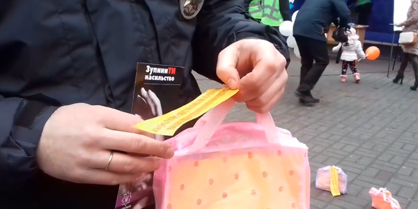 На Хрещатику розповіли, де допомагають жертвам насильства