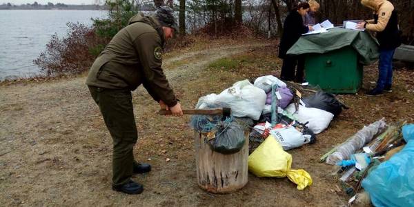Під Києвом порубали сокирою майже 3 кілометри сіток