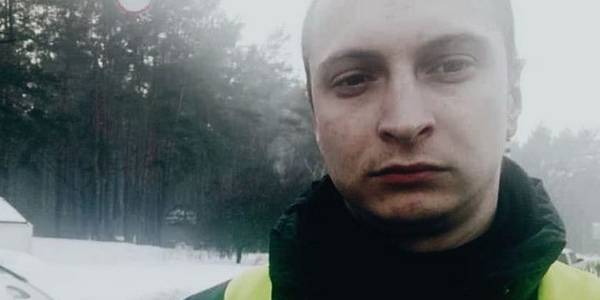 У столиці патрульний зняв з балкона дитину: мама спала