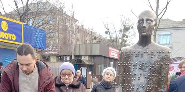 На Дарниці біля метро встановили унікальну статую