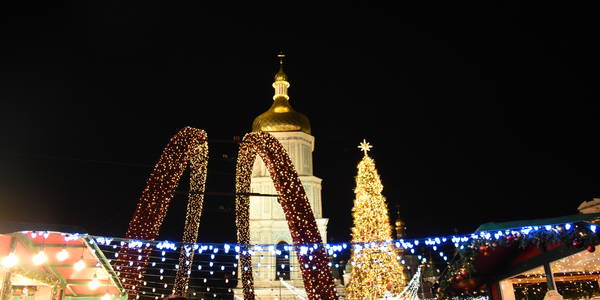 На Софійській площі головна ялинка країни засяяла тисячами вогнів